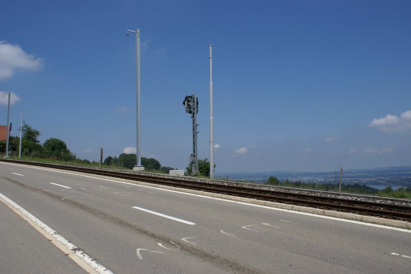 Ein neues Signal, ein alter Fahrleitungsmast sowie ein neuer Fahrleitungsmast am 16.7.09 oberhalb von Neuhaus.
