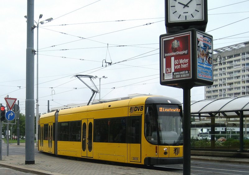 Ein NGT D8DD biegt zur Haltestelle Pirnaischer Platz ein.
4.Juni 2007