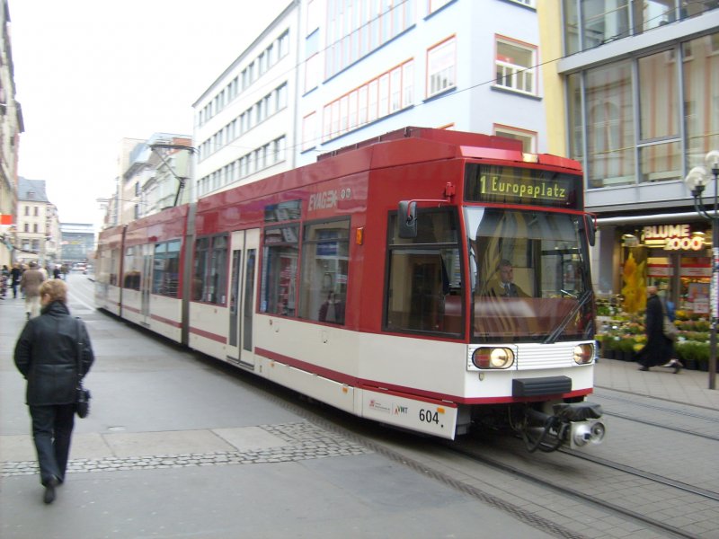 Ein NGT fhrt in der Erfurter Bahnhofsstrae