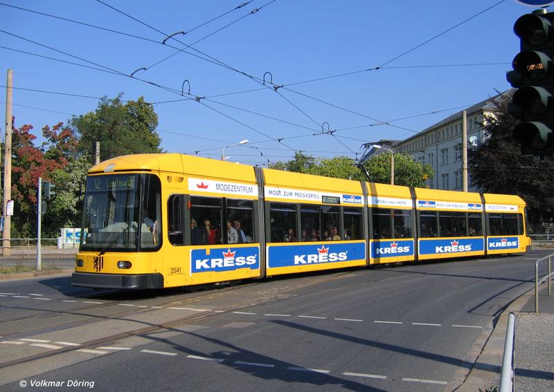 Ein NGT6DD auf der Linie 12 nach Leutewitz als Werbetr�ger f�r Modezentrum KRESS - Dresden, 24.9.2005
