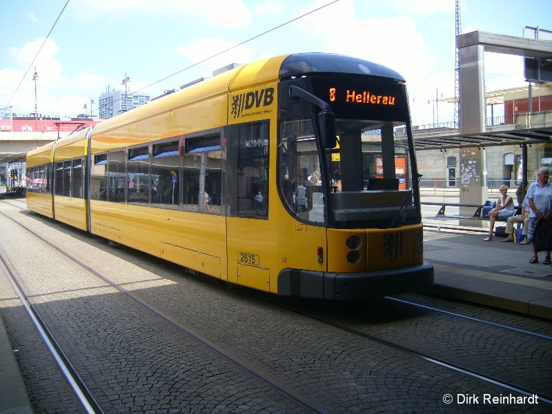 Ein NGT8 ist als Linie 8 auf dem Weg vorbei am Dresdener Hbf nach Hellerau.