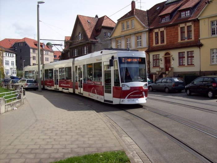 Ein NGT8D zwischen einigen lteren Bauten