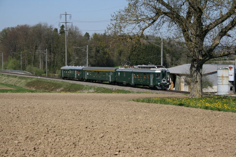 Ein nicht alltgliches Bild auf der Linie Winterthur-Schaffhausen: BDe 4/4 1643 mit passendem Steuerwagen und EWII-Salonwagen am 15.4.2007 anlsslich des 150-jhrigen Jubilums der Strecke zwischen Winterthur und Hettlingen. 