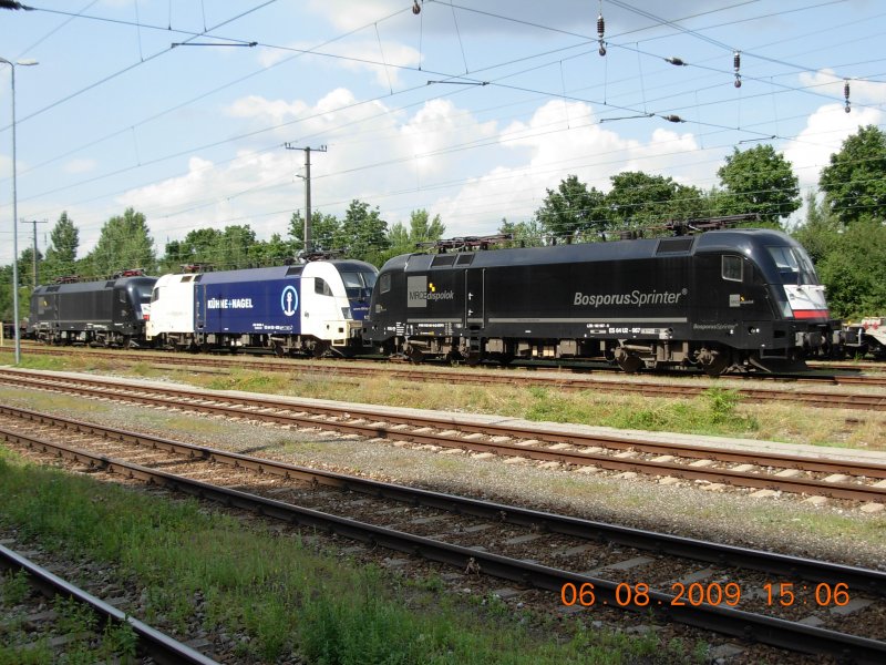 Ein nicht alltgliches Zusammentreffen: die Dispolok von Khne+Nagel, von zwei MRCE-Loks in die Zange genommen; Wien Donauuferbahnhof, 6.8.2009.