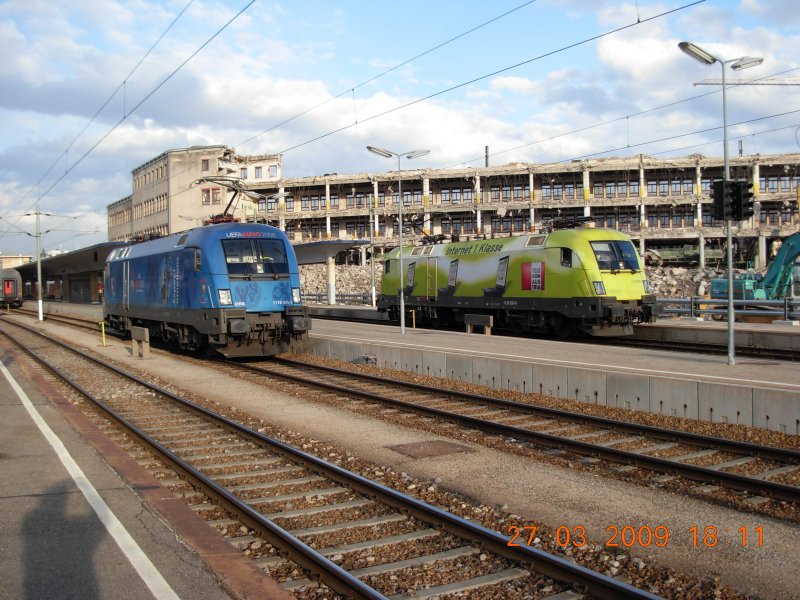 Ein nicht gerade reprsentatives Erscheinungsbild bietet gegenwrtig der Westbahnhof in Wien, da offenbar smtliche Gebude in seinem nheren Umfeld zum Abri freigegeben wurden. Deutlich besser wirken da zweifelsohne die beiden BB-Sonderloks 1116 080-1  UEFA  (links) sowie 1116 033-0  Telekom Austria  (27.3.2009).