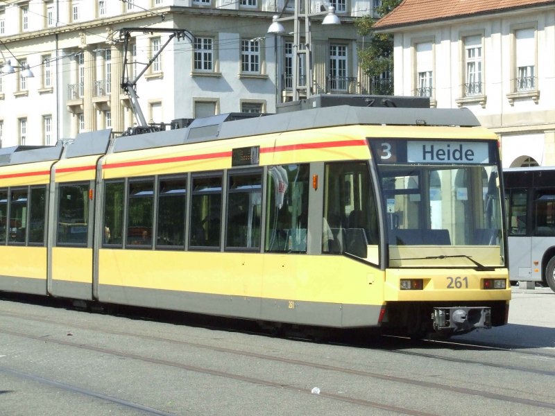 Ein Niederflurstrassenbahnzug fhrt am Karlsruher Hbf Vorplatz ein (25.08.2007)
