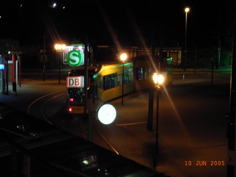 Ein Niederflurwagen spt abends nach Betriebsschluss als Betriebsfahrt am Bahnhof Essen-Altenessen.
Im Linienverkehr verkehren an dieser Stelle (bisher) ausschliesslich die Stadtbahnwagen M.