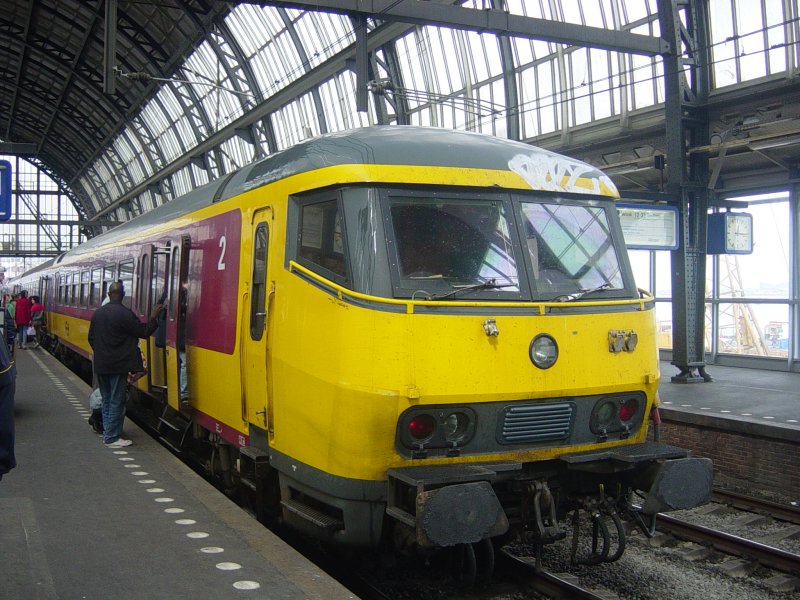 Ein Niederl�ndischer IC-Steuerwagen steht in Amsterdam CS. Er wird in 5 Minuten abfahren nach Br�ssel.