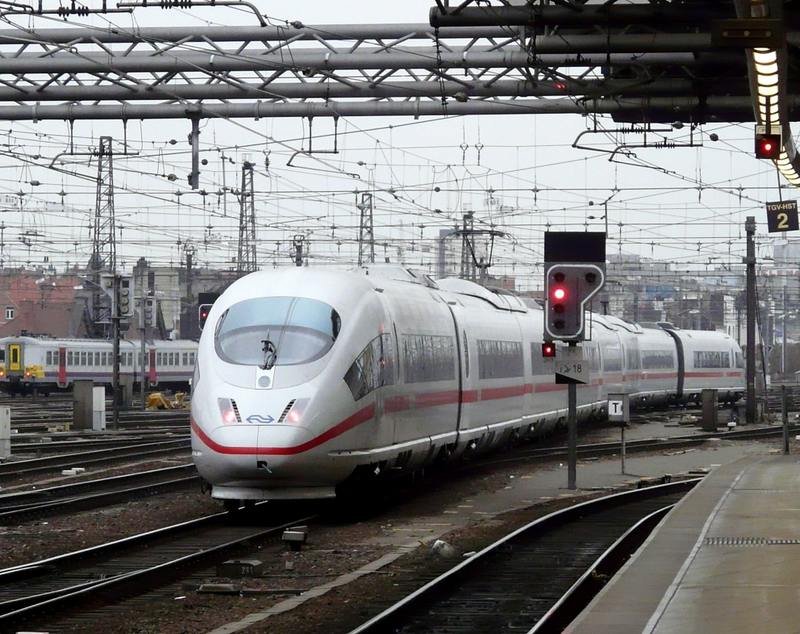 Ein niederlndischer ICE 3 verlsst den Bahnhof Bruxelles Midi am 07.03.08. 