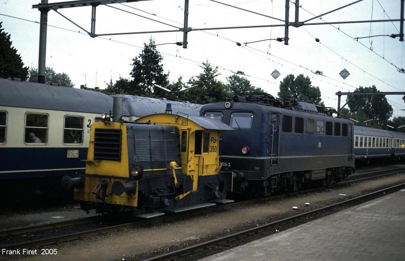 Ein noch Blauen  Kastenlok  BR 110 wird abrangiert im Grenzbahnhof Venlo (NL) 1985.