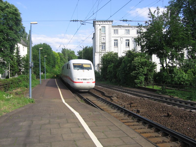 Ein noch nicht redesignter 401 fhrt am 19.05.07 als ICE 28 nach Hamburg in Bonn Hbf ein.