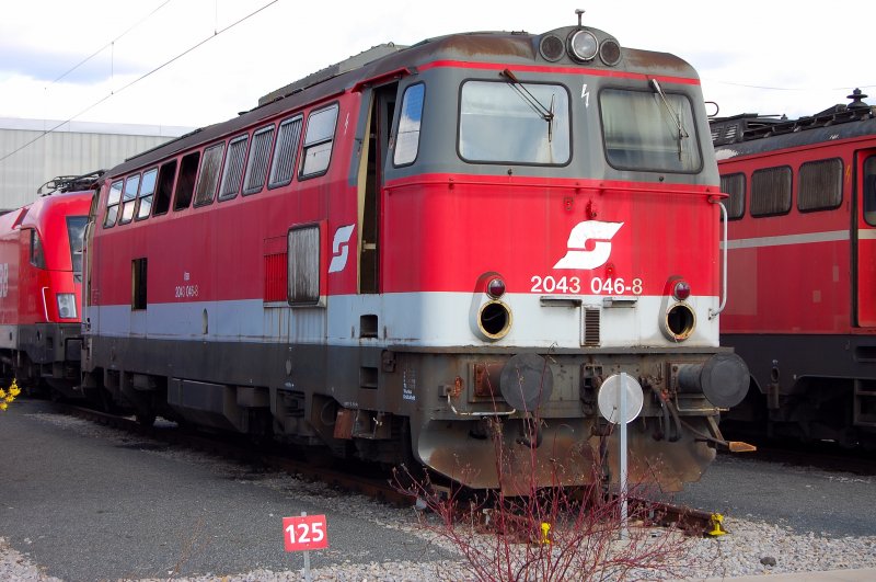 Ein noch rollfhiges Ersatzteillager.. 2043 046-8 bietet einen leider traurigen Anblick.