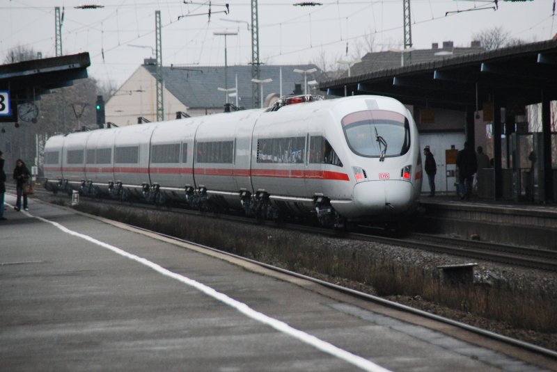 Ein noch  ungetaufter  ICE neuerer Generation durchfhrt am 23.12.2008 nachmittags den Bahnhof Gtersloh. Wahrscheinlich eine Testfahrt, da dieser Zug alleine fuhr und die Fahrgastbereiche komplett leer waren. Aussen waren noch keinerlei Beschriftungen vorhanden.