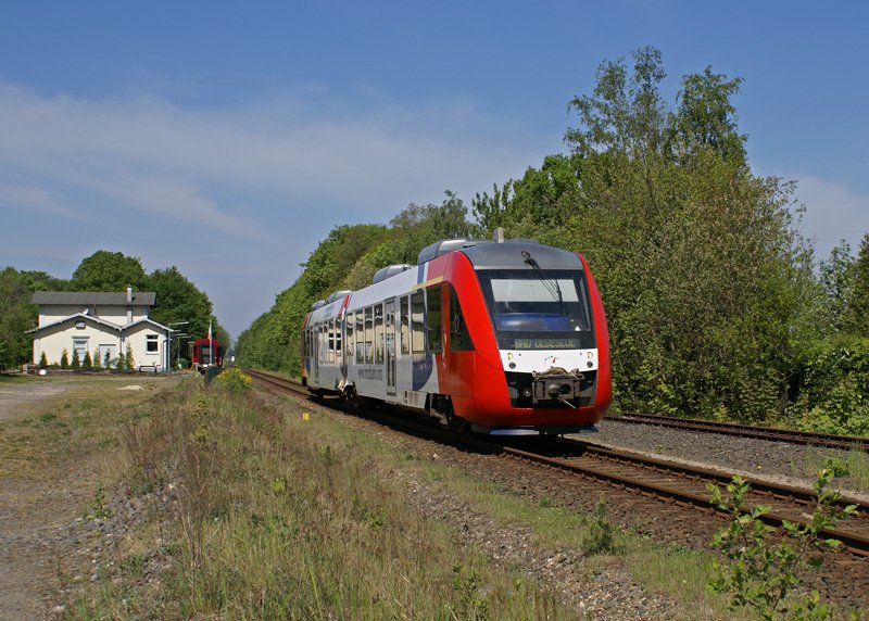 Ein Nordbahn Lint auf dem Weg von Neumnster nach Bad Oldesloe in Kleinkummerfeld (Bahnhof) am 6.5.2007.
