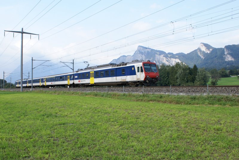 Ein NPZ mit dem RBDe 560 069-7 an der Spitze befindet sich am 12.9.09 zwischen Bad Ragaz und Maienfeld.