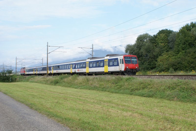 Ein NPZ mit einer Re 4/4 II am Zugsschluss nhert sich am 22.8.09 Bellach.