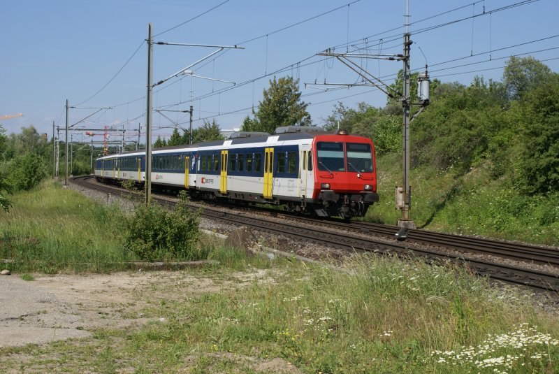 Ein NPZ nhert sich am 4.6.09 dem Bahnhof Stettbach.