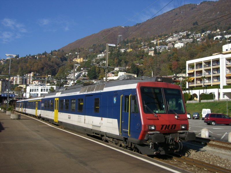 Ein NPZ von TILO im Bahnhof von Locarno. (02.11.2007)