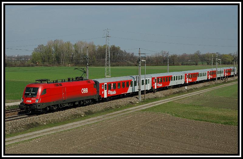 Ein  Ochse  mit einem Regionalzug auf dem Weg nach Ebenfurt, aufgenommen kurz nach Wampersdorf am 15.4.2006