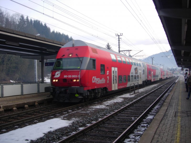 Ein BB-Dosto steht als Hahnenkamm-Express im Bahnhof Kitzbhel. Am 19.01.08