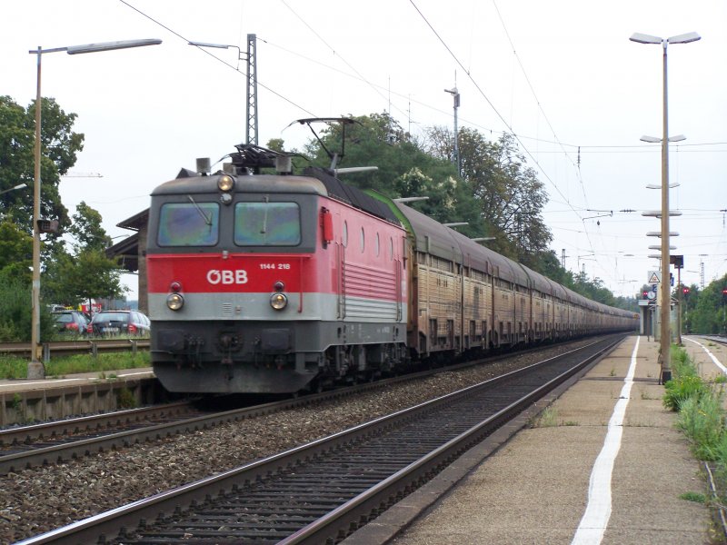 Ein bb E-Lok der Br.1144 kam am 6.September 2007 mit einem Gterzug durch den Bahnhof Siegelsdorf gefahren. 