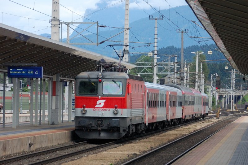 Ein BB-IC der besonders bunten Art: 1044 006-3, zwei City-Shuttle-Schlierenwagen, ein IC-Wagen alte Farbgebung, ein IC-Wagen neue Farbgebung und noch ein City-Shuttle-Schlierenwagen... fertig ist der  Hotel IBIS . Fahrziel ist Innsbruck. (Wrgl, 20.07.2008)