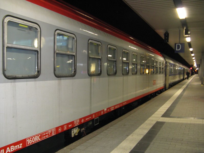 Ein �BB-Schlafwagen am EN 409 nach Karlsruhe Hbf.Am 13.02.09 beim Halt in Mannheim Hbf.