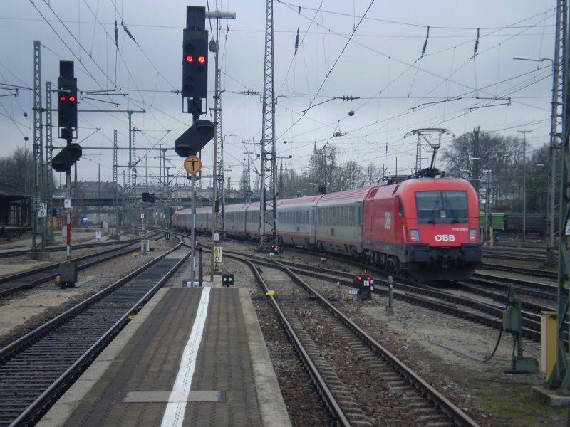 Ein �BB Taurus am EC nach Innsbruck . 
Augsburg Hbf