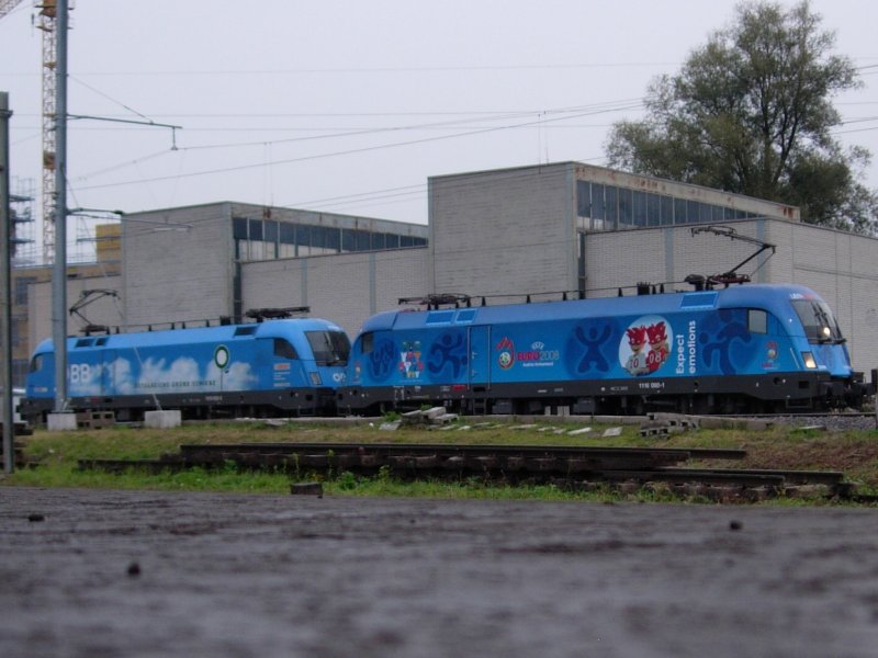 Ein BB Taurus BR 1116 in neuester Werbeform fr die EURO 08 in der Schweiz und sterreich und der Kyoto Taurus kamen gerande mit einem BB EC aus Wien West in Buchs/SG an . Die Lokomotive steht im Bahnhof Buchs/SG am 20.10.07