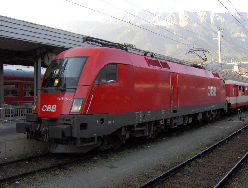 Ein BB Taurus BR 1116steht mit seinem REX von Innsbruck nach Landeck bereit im Hauptbahnhof innsbruck, um durchs schne Inntal zu fahren. Sommer 2007