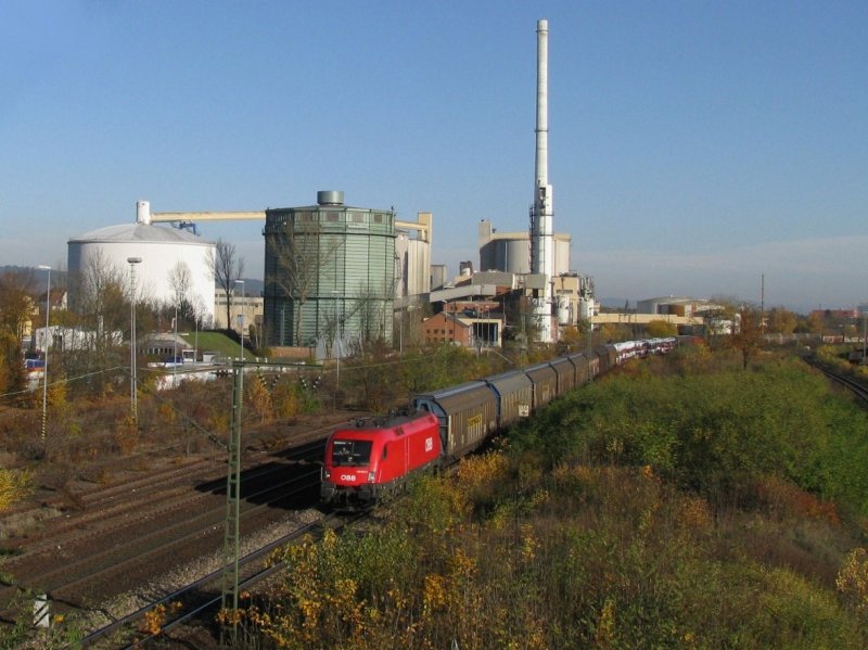 Ein BB Taurus mit einem Gterzug am 5.11.2008 in Regensburg.