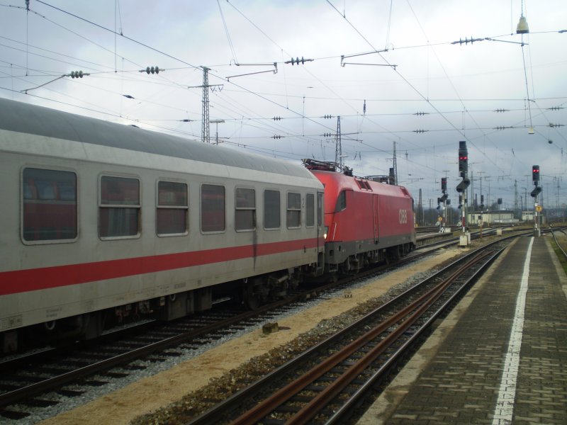 Ein BB-Taurus setzt gerade vor den IC Knigsee im Augsburger Hbf.   25.12.08 