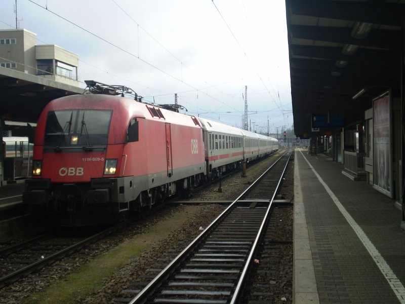 Ein BB-Taurus vor dem IC  Knigsee  im Augsburger Hbf. 
Der zweite Teil des Zuges kommt gleich auf einem anderen Gleis an. 
25.12.08