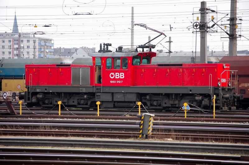 Ein sterreichisches  Bgeleisen , wie die 1063 012-7 und ihre Schwestern von den Lokfhrern scherzhaft genannt wird, wartet auf den nchsten Verschubdienst in der Westausfahrt des Bahnhofes Linz.