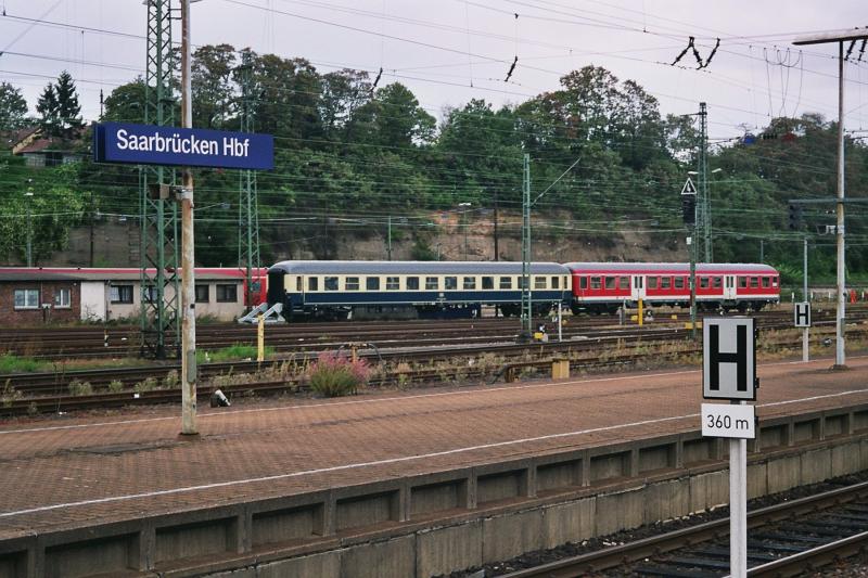 Ein ozeanblauer D Zugwagen mit altem DB in Saarbrcken.