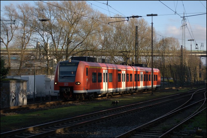 Ein paar Aufnahmen aus der Zeit als die DB das Betriebsgeschehen im Lennetal bestimmte: 426 017/517 fhrt bei Hagen-Halden als RE16 (RE 29680)  RUHR-SIEG-EXPRESS  nach Essen Hbf. Im Hintergrund befindet sich die Lenntalbrcke der A45. (18.11.2007)