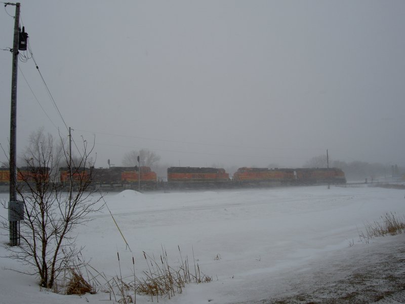 Ein paar Diesellokomotiven (z.B. 4873) der BNSF am 26.01.2006 bei einem Blizzard zwischen Fargo(ND) und Detroit Lakes(MN). Leider ist durch das Fotografieren aus einem fahrenden Auto und durch den Schneesturm, wo man teilweise keine 50m weit sehen konnte nicht alles bestens zu sehen. Ich frage mich auch, warum die BNSF so weit nrdlich noch fhrt. Frher gehrte die Strecke der Great Northern Railroad.
