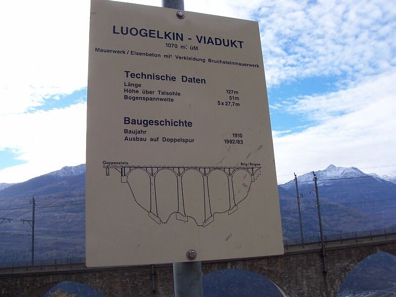 Ein paar Informationen ber das Luogelkin-Viadukt, derartige Tafeln findet man an den drei groen Brcken entlang des Hhenweges.