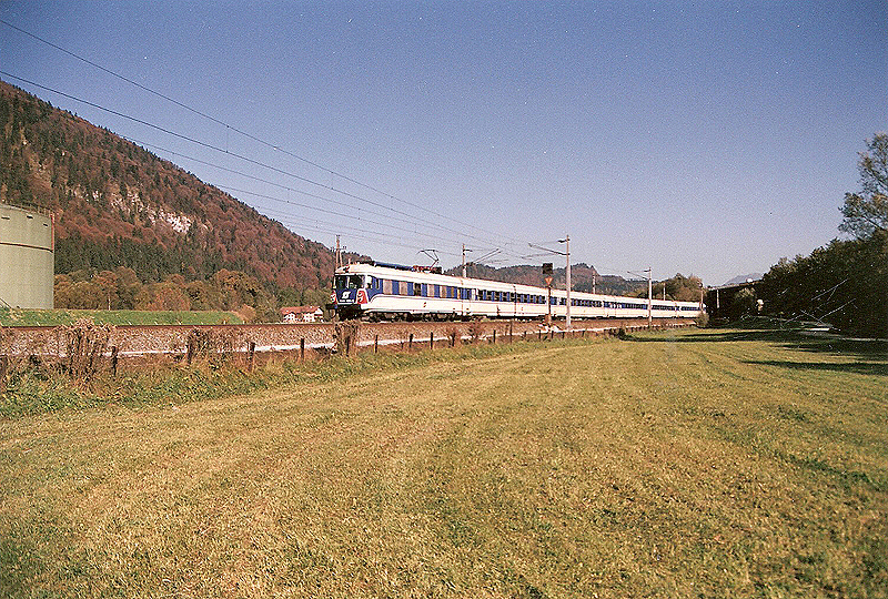 Ein paar Kilometer nach dem Bahnhof Kufstein konnte ich am 27. Oktober 1989 den 4010 026 als Ex 188 auf seiner Fahrt Richtung Westen ablichten.