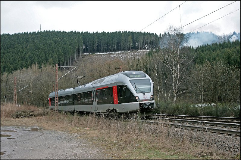Ein paar Kilometer weiter Nrdlich von Benolpe ist die Schnee verschwunden.... ET22004 fhrt als ABR99724 (RB91  Ruhr-Sieg-Bahn ) die Steigung hinauf. (22.03.2008)