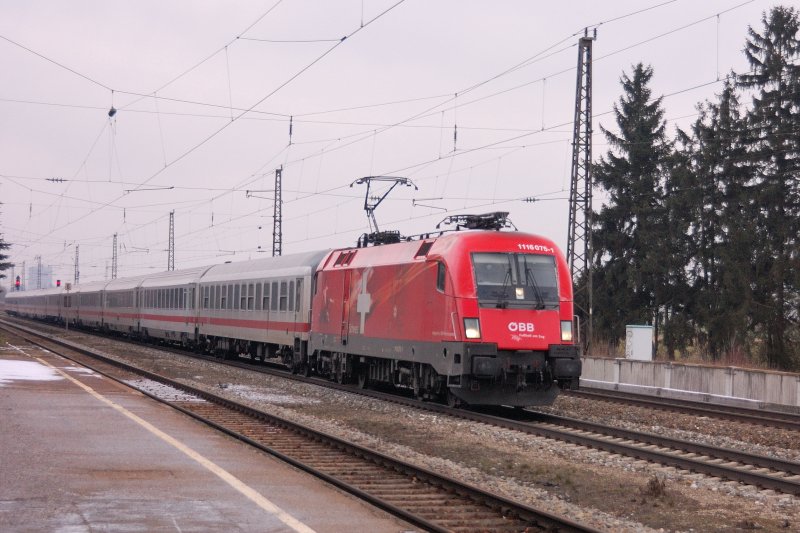 Ein  paar Meter  sdlich von Peter´s Standort (ID 250631)  entstand am Freitag 02.01.2009 dieses Bild des gesamten IC 2082  Knigssee .