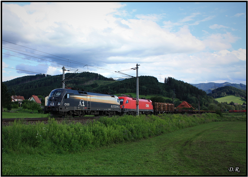 Ein paar Minuten nach dem die Sonne hinter den dichten Wolken verschwant kam auch die 1116 280 mit ihrem Gterzug aus Zeltweg vorbei. Knittelfeld 20.07.2009