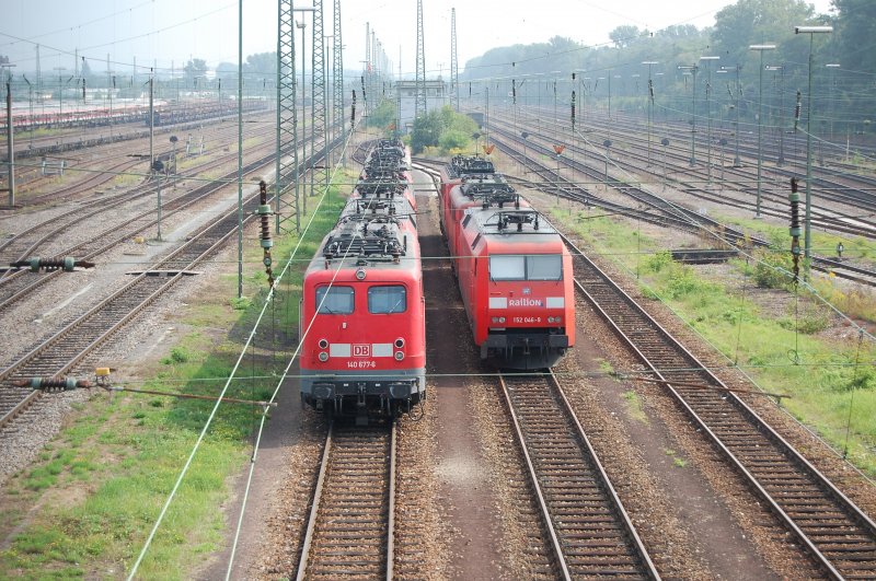 Ein paar Railionloks kamen am 27.08.07 zur Mittagszeit zusammen, um die Mittagsruhe zu genieen und evtl. ein Nickerchen zu halten, bevor es in wenigen Stunden wieder an die Arbeit geht, so mach Gterzge in und um Karlsruhe zu bespannen... - Karlsruhe Gbf, 27.08.07.