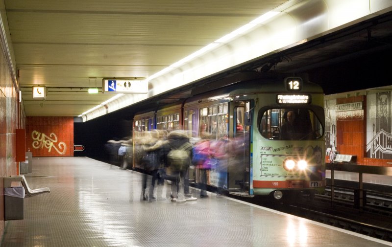 Ein paar Schler treten mit der Linie 12 ihren Heimweg an. So auch am 11.12.2008 mit dem Wagen 159 am Danziger Platz.