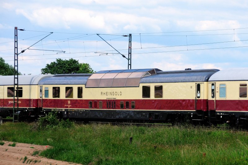 Ein paar wenige gibt es noch... Eingestellt in TEE 91 301  Rheingold  war auch ein TEE-Aussichtswagen. Wer das notwendige Kleingeld hatte, konnte gegen einen Aufpreis von 110 Euro die gesamte 3-Tagestour von hherer Warte geniessen. Zuzglich zum normalen Reisepreis von knapp 600 Euro, 1.Klasse natrlich. Charakteristisch sind die goldbedampften Scheiben und der  Rheingold -Schriftzug. (KBS 650, 30.05.09).