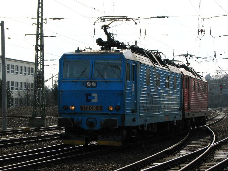 Ein Pckchen Kndel in Form von 372 010-9 und 180 002-8 unterwegs in das Bw Dresden-Friedrichstadt.14.03.09.