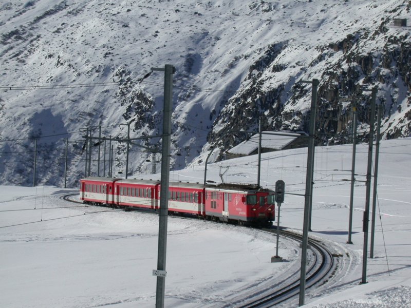 Ein Pendelzug der MGB befindet sich kurz vor dem Einfahrsignal von Ntschen. (14.01.2005)