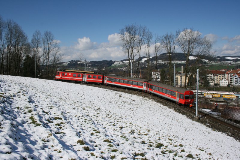 Ein Pendelzug mit BDeh 4/4 11 erklimmt am 22.3.2008 die Ruckhalde oberhalb St. Gallen mit Fahrziel Appenzell. 