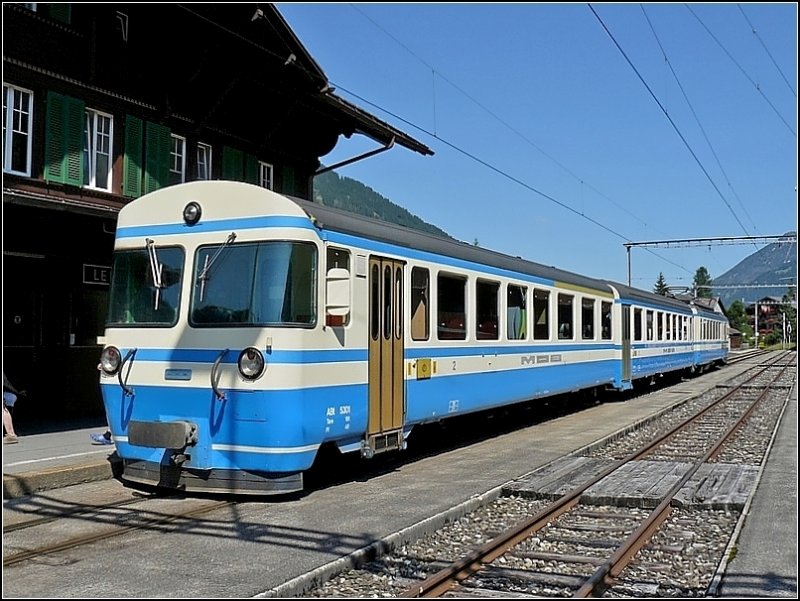 Ein Pendelzug der MOB fotografiert am 31.07.08 bei der Einfahrt in den Bahnhof von Lenk im Simmental. (Hans)