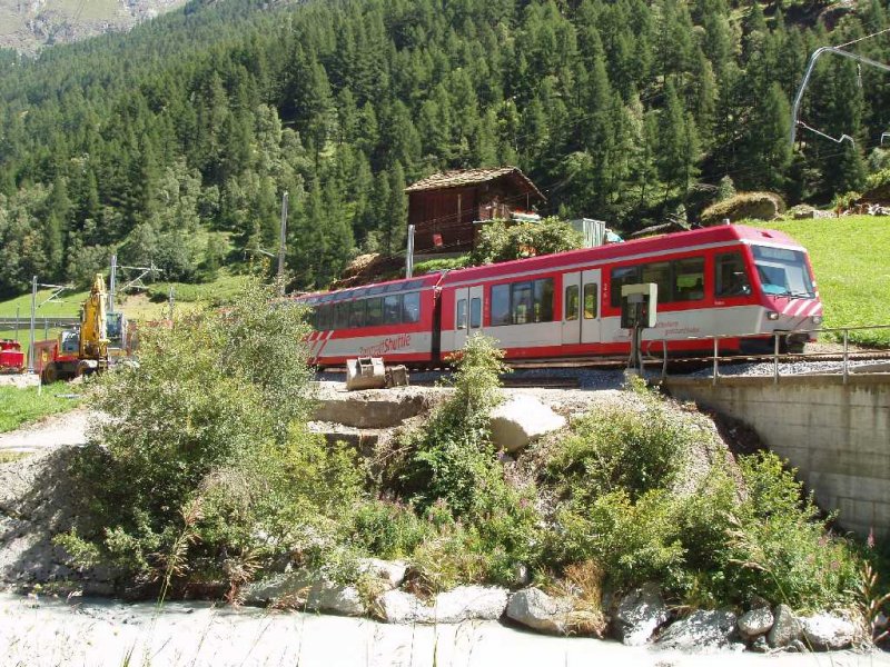 Ein Pendelzug nach Zermatt berquert dem Mattervispa bei Tsch. 05.08.07